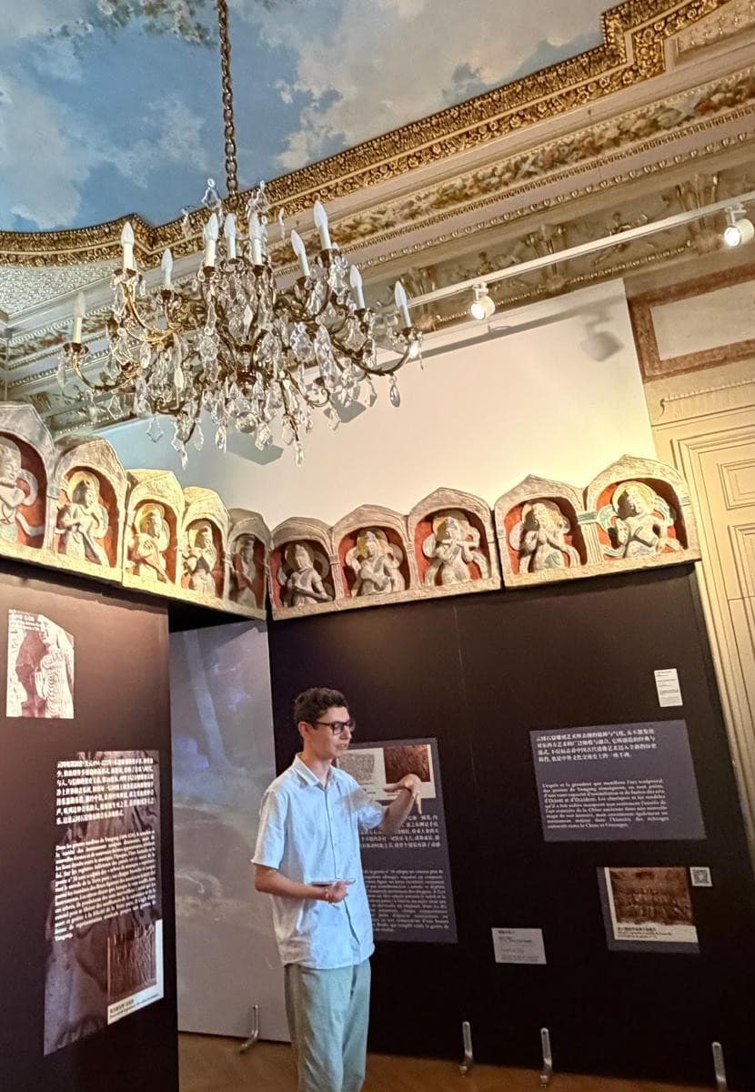 Robin Lenoir Suchmann leading the guided tour