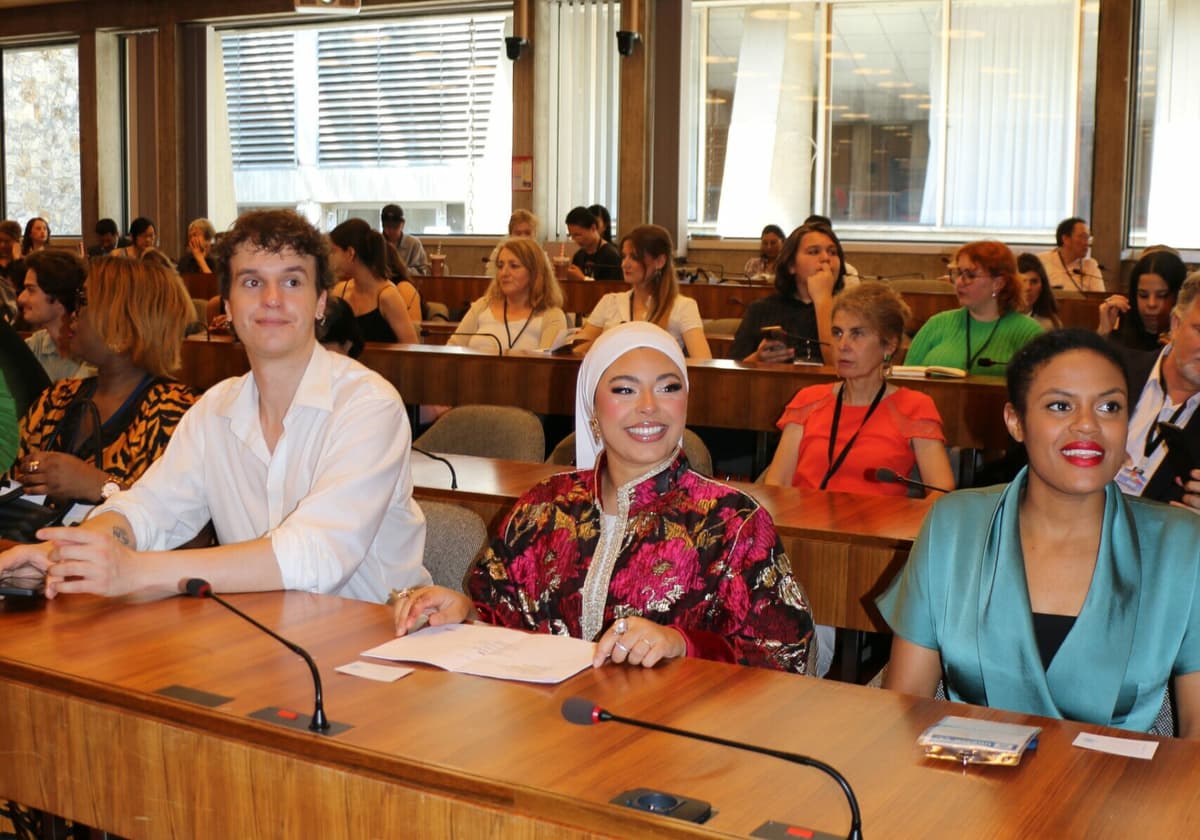 Speakers presenting cultural perspectives on elegance